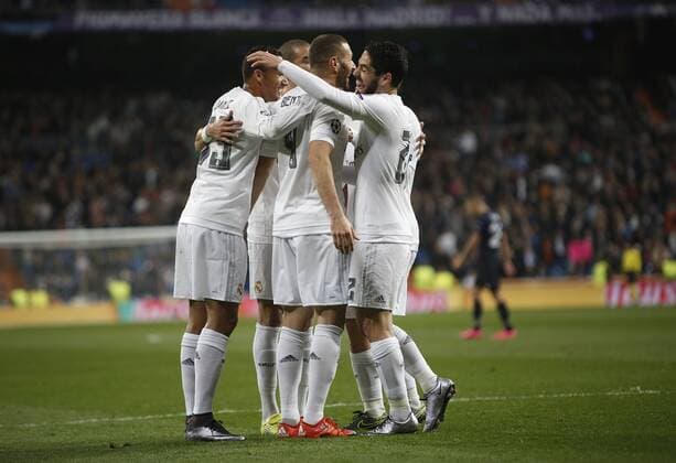 Fußball, Champions League, Real Madrid - Malmö FF Partido de futbol entre el Real Madrid y el Malmo FF de la Champions League 2015 2016, celebrado en el estadio Santiago Bernabeu, en Madrid 08 12 2015. Soccer match between Real Madrid and Malmo FF of the 2015 2016 Champions League, held at the Santiago Bernabeu stadium, in Madrid 12 08 2015. Real Madrid players celebrate after scoring 