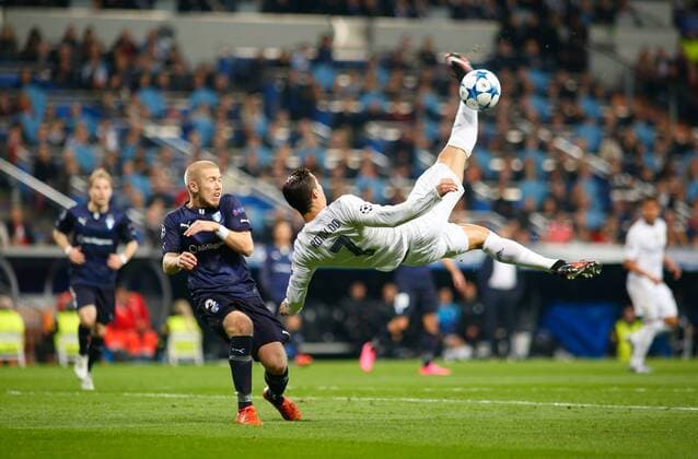 Fußball, Champions League, Real Madrid feiert Rekordsieg gegen Malmö FF Madrid, Spain. 8th December 2015: Cristiano Ronaldo forward from Real Madrid CF, shooting an overhead kick during the UEFA Champions League group stage against Malmo FF at the Santiago Bernabeu stadium. (Photo: Ivan Abanades Medina). 