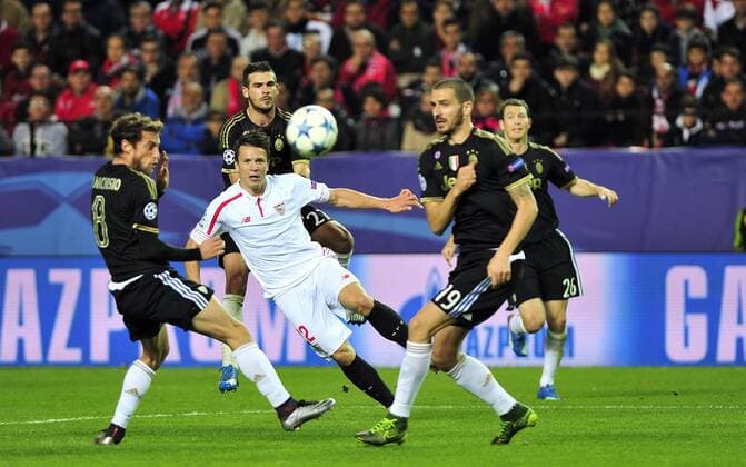 Fußball, Champions League: FC Sevilla - Juventus Turin Jewhen Konopljanka (Sevilla, Mitte) gegen Claudio Marchisio (Juventus, li.) . 