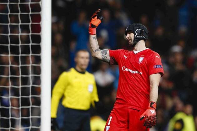 FuÃŸball, Champions League, Real Madrid - MalmÃ¶ FF 08.12.2015. Madrid, Spain. Johan Wiland (1) Malmo FF keeper upset after letting in the goal from Karim Benzema (9) Real Madrid during the UEFA Champions League between Real Madrid versus Malmo FF at the Santiago Bernabeu stadium xEnriquexdexlaxFuentex  ActionPlus11687290