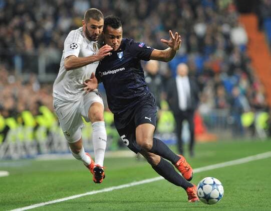 Fußball, Champions League, Real Madrid - Malmö FF Real Madrid Forward, Karim Benzema, number 9 . Malmo Defender, Felipe Carvalho, number 25. Round Matchday 6 of the CHAMPIONS league, soccer match between Real Madrid - Malmo at the Santiago Bernabeu estadium, Madrid - Spain by December 8, 2015. PHOTO: Gregorio Lopez. 