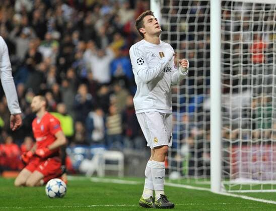Fußball, Champions League, Real Madrid - Malmö FF Real Madrid Midfielder, Mateo Kovacic, number 16 celebrates after scoring a goal (7,0). Round Matchday 6 of the CHAMPIONS league, soccer match between Real Madrid - Malmo at the Santiago Bernabeu estadium, Madrid - Spain by December 8, 2015. PHOTO: Gregorio Lopez. 