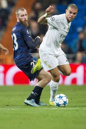 151208 Malmö FFs Jo Inge Berget i kamp med Real Madrids Pepe under fotbollsmatchen i Champions League mellan Real Madrid och Malmö FF den 8 december 2015 i Madrid.  Copyright: LUDVIGxTHUNMAN BB151208LT200