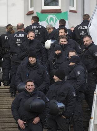 Allgemein, Feature. Randmotiv, Polizisten am Stadion, dahinter eine HB Fahne, Polizei, Sicherheit, Fussball 1. Bundesliga, 14. Spieltag, SV Werder Bremen (HB) - Hamburger SV (HH) 1:3, am 28.11.2015 in Bremen Deutschland.