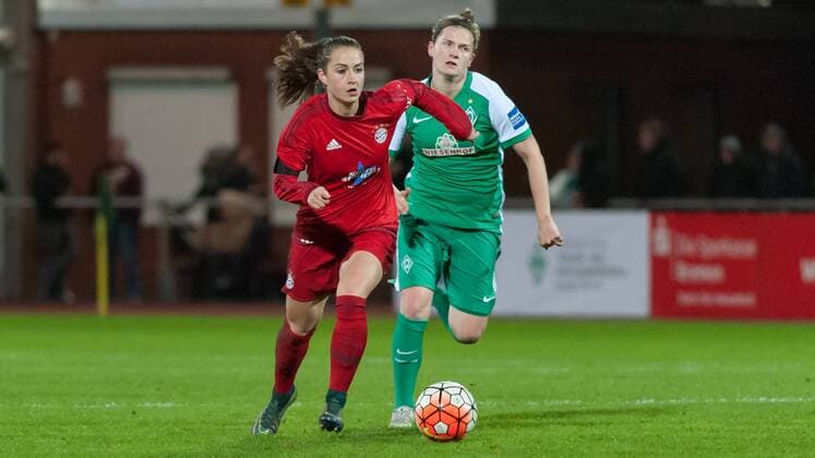 v.li.: Sara Däbritz (Dabritz, Daebritz, FC Bayern München, 33) im Laufduell mit Sophie Maierhofer (SV Werder Bremen, 4), Fussball, DFB-Pokal der Frauen, SV Werder Bremen - FC Bayern München, xobx