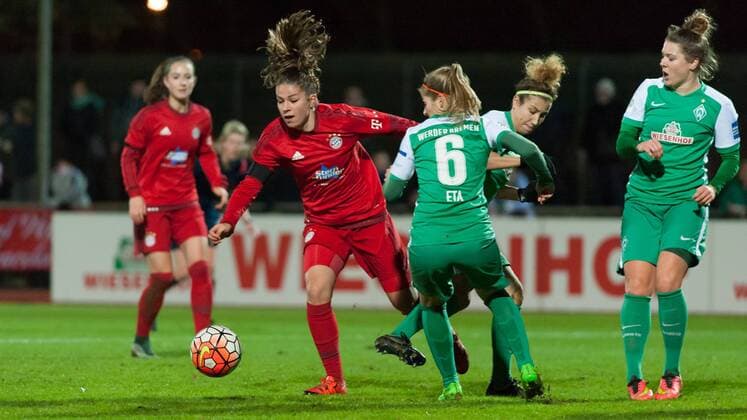 v.li.: Melanie Leupolz (FC Bayern München, 8) im Zweikampf mit Marie-Louise Eta (SV Werder Bremen, 6) und Daniela Schacher (SV Werder Bremen, 19), Fussball, DFB-Pokal der Frauen, SV Werder Bremen - FC Bayern München, xobx