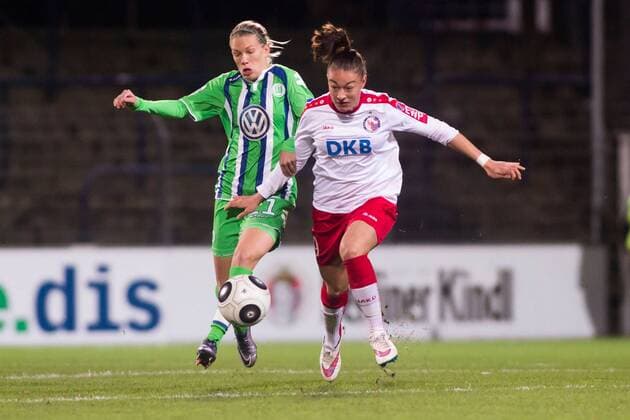 09.12.2015, xfrx, Fussball DFB-Pokal Damen, Turbine Potsdam - VfL Wolfsburg, emspor v.l. Lara Dickenmann (VfL Wolfsburg),Felicitas Rauch (1.FFC Turbine Potsdam)