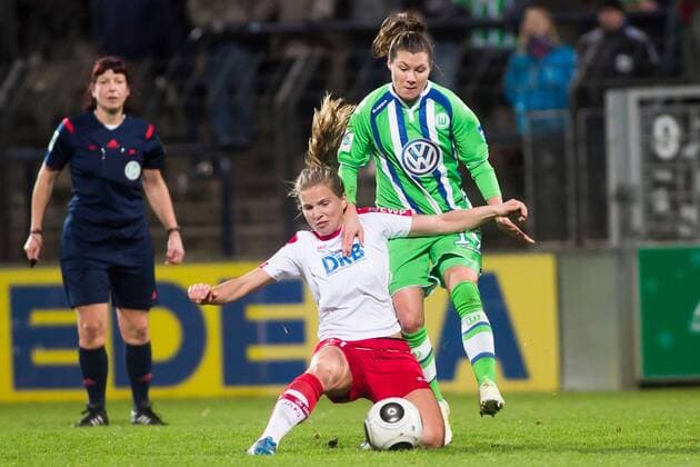 09.12.2015, xfrx, Fussball DFB-Pokal Damen, Turbine Potsdam - VfL Wolfsburg, emspor v.l. Tabea Kemme (1.FFC Turbine Potsdam),Ramona Bachmann (VfL Wolfsburg)