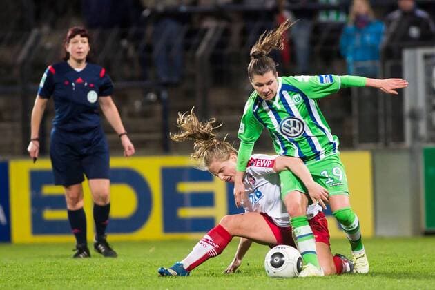 09.12.2015, xfrx, Fussball DFB-Pokal Damen, Turbine Potsdam - VfL Wolfsburg, emspor v.l. Tabea Kemme (1.FFC Turbine Potsdam),Ramona Bachmann (VfL Wolfsburg)