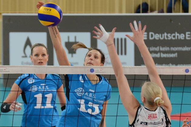 09.12.2015, xtkx, Volleyball Volleyball Challenge Cup Damen, VC Wiesbaden - Minchanka Minsk, emspor v.l. Liz Hintemann (VC Wiesbaden), Jennifer Pettke (VC Wiesbaden), Tatsiana Seryk (Minsk),