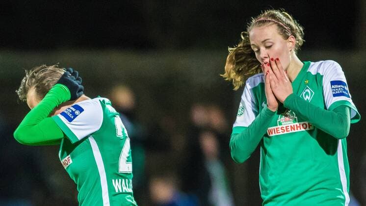 v.li.: Maren Wallenhorst (SV Werder Bremen, 25) und Stefanie Antonia Sanders (SV Werder Bremen, 20) enttäuscht, enttäuscht schauend, disappointed, Fussball, DFB-Pokal der Frauen, SV Werder Bremen - FC Bayern München, xdgx