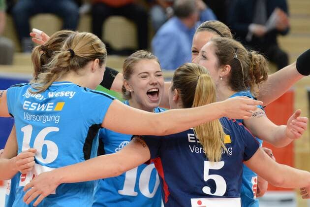 09.12.2015, xtkx, Volleyball Volleyball Challenge Cup Damen, VC Wiesbaden - Minchanka Minsk, emspor v.l. Delainey Aigner Swesey (VC Wiesbaden), Kaisa Alanko (VC Wiesbaden), Alyssa Longo (VC Wiesbaden),