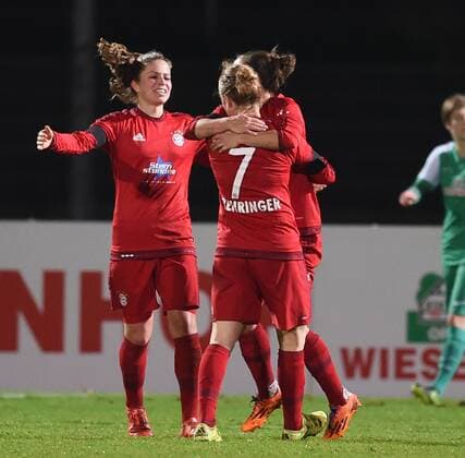 Frauen Fußball DFB-Pokal, Viertelfinale, Werder Bremen gegen Bayern München am 09.12.2015 in Bremen auf Platz 11 am Weserstadion. Bayerns Melanie Behring (r) und Melanie Leupolz (l) jubeln mit der Torschützin zum Gina Lewandowski über das 0:1.