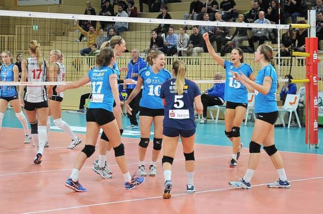 Bilder des Tages - SPORT Bilder des Tages - SPORT 09.12.2015, xtkx, Volleyball Volleyball Challenge Cup Damen, VC Wiesbaden - Minchanka Minsk, emspor v.l. VC Wiesbaden,