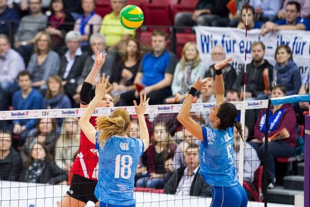 Stuttgart Angriff Michaela Mlejnkova ( 16 Allianz MTV Stuttgart) gegen Berit Kauffeldt ( 18 ,Lokomotive Lokomotiv Baku) und Özge Oezge Cemberci Kirdar ( 5 ,Lokomotive Lokomotiv Baku) ; 2016 CEV DenizBank Volleyball Champions League Damen, Pool A, 4th Leg Allianz MTV Stuttgart gegen Lokomotiv Lokomotive Baku (ASE) , SCHARRena, Stuttgart Deutschland, 20151209; Copyright: Wuechnerx xEibner-Pressefoto EP_nwr