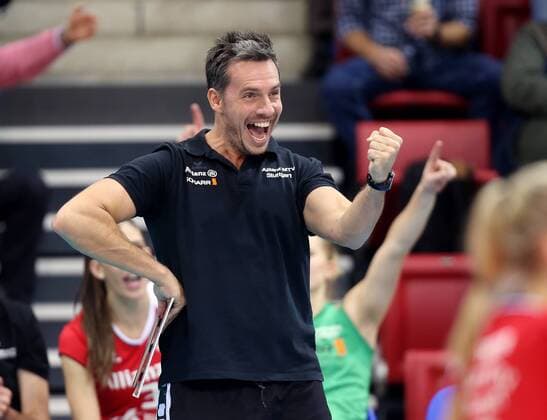 Bilder des Tages - SPORT Bilder des Tages - SPORT Stuttgart Volleyball Champions League Allianz MTV Stuttgart vs. Lokomotiv Baku, Trainer Guillermo Naranjo Hernandez (Stuttgart) jubelt und ballt die Faust