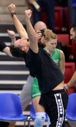 Stuttgart Volleyball Champions League Allianz MTV Stuttgart vs. Lokomotiv Baku, Trainer Guillermo Naranjo Hernandez (Stuttgart) jubelt und ballt die Fäuste