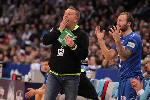 Handball DKB Handball Bundesliga 2015 2016 - HSV Handball vs. Füchse Berlin Trainer Michael Biegler (Hamburg) und Kevin Schmidt (Hamburg) schockiert, enttäuscht enttaeuscht , niedergeschlagen, unzufrieden . Barclaycard Arena Hamburg
