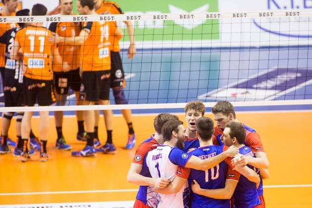 10.12.2015, xfrx, Volleyball DVV Pokal, BR Volleys Berlin - United Volleys Frankfurt, emspor v.l. United Volleys Frankfurt Freude,froehlich,lachend