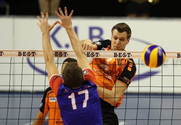 Robert Kromm im Angriff, Jan Zimmermann Volleyball DVV Pokal Halbfinale Bundesliga Herren Saison 2015 2016 10.12.2015 BR Volleys Berlin BRV vs. United Volleys RheinMain