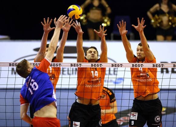 Christian Dünnes im Angriff, Tsimafei Zhukouski, Tomas Kmet, Paul Lotman Volleyball DVV Pokal Halbfinale Bundesliga Herren Saison 2015 2016 10.12.2015 BR Volleys Berlin BRV vs. United Volleys RheinMain