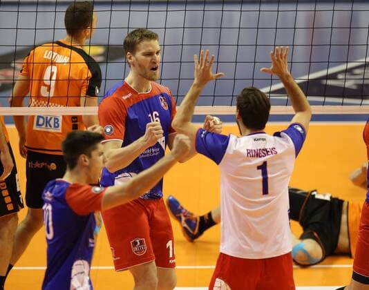 Moritz Reichert, Christian Dünnes, Florian Ringseis Freude Emotion jubelnd Jubel nach Punktgewinn Volleyball DVV Pokal Halbfinale Bundesliga Herren Saison 2015 2016 10.12.2015 BR Volleys Berlin BRV vs. United Volleys RheinMain