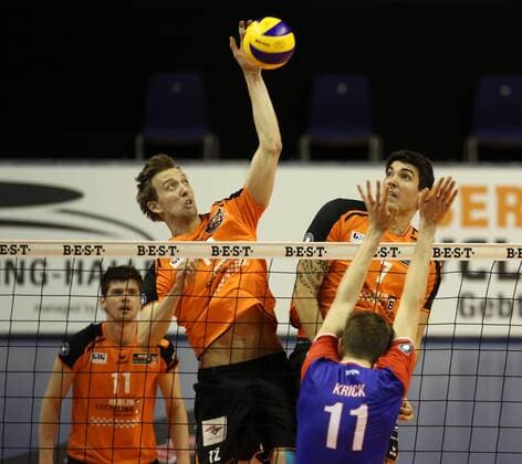 Paul Carroll im Angriff, Nicolas Le Goff, Tobias Krick Volleyball DVV Pokal Halbfinale Bundesliga Herren Saison 2015 2016 10.12.2015 BR Volleys Berlin BRV vs. United Volleys RheinMain