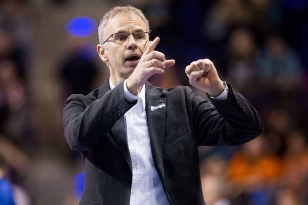 10.12.2015, xfrx, Volleyball DVV Pokal, BR Volleys Berlin - United Volleys Frankfurt, emspor v.l. Trainer Michael Warm (United Volleys RheinMain) gibt Anweisungen,gestikuliert,mit den Armen gestikulieren,gives instructions,gesticulate