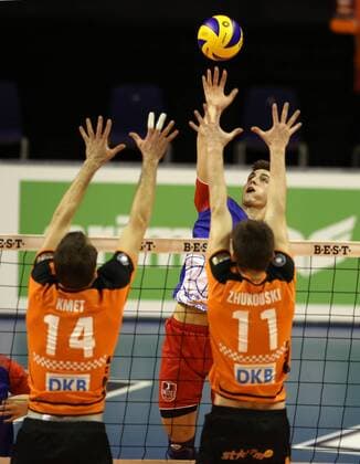 Moritz Reichert im Angriff, Tomas Kmet, Tsimafei Zhukouski Volleyball DVV Pokal Halbfinale Bundesliga Herren Saison 2015 2016 10.12.2015 BR Volleys Berlin BRV vs. United Volleys RheinMain