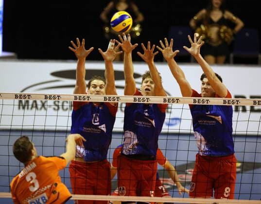 Bilder des Tages - SPORT Moritz Reichert, Lukas Bauer, Jan Klobucar Blockabwehr, Robert Kromm im Angriff Volleyball DVV Pokal Halbfinale Bundesliga Herren Saison 2015 2016 10.12.2015 BR Volleys Berlin BRV vs. United Volleys RheinMain