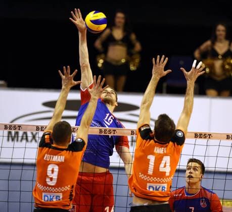 Christian Dünnes im Angriff, Paul Lotman, Tomas Kmet Volleyball DVV Pokal Halbfinale Bundesliga Herren Saison 2015 2016 10.12.2015 BR Volleys Berlin BRV vs. United Volleys RheinMain