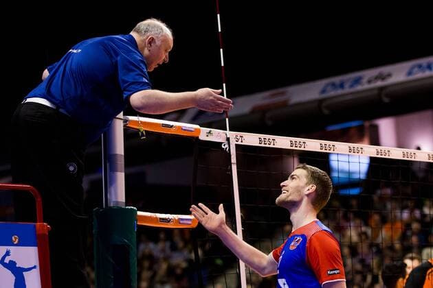 10.12.2015, xfrx, Volleyball DVV Pokal, BR Volleys Berlin - United Volleys Frankfurt, emspor v.l. Christian Duennes (United Volleys RheinMain) diskutiert mit Schiedsrichter