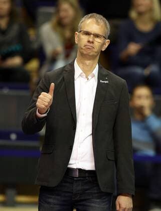 Trainer Michael Warm Daumen hoch zeigend Aktion Oberkoerper Oberkörper Volleyball DVV Pokal Halbfinale Bundesliga Herren Saison 2015 2016 10.12.2015 BR Volleys Berlin BRV vs. United Volleys RheinMain