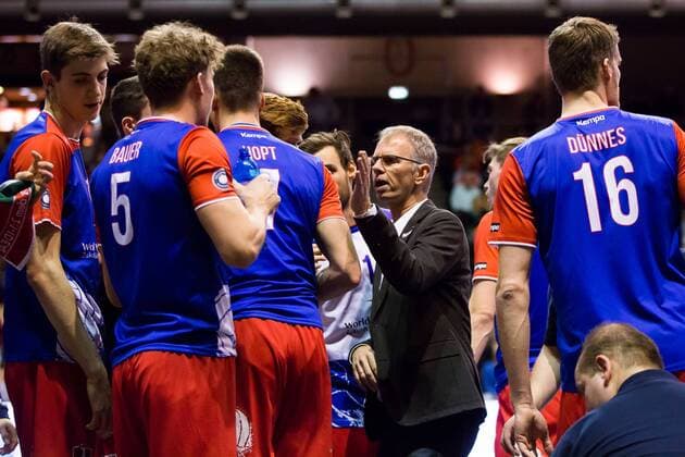 10.12.2015, xfrx, Volleyball DVV Pokal, BR Volleys Berlin - United Volleys Frankfurt, emspor v.l. Trainer Michael Warm (United Volleys RheinMain)
