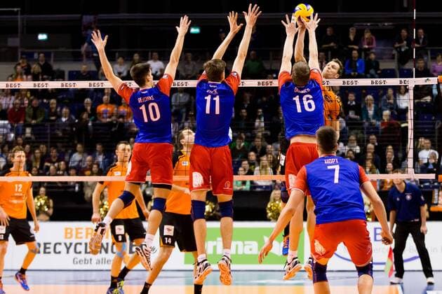 10.12.2015, xfrx, Volleyball DVV Pokal, BR Volleys Berlin - United Volleys Frankfurt, emspor v.l. Moritz Reichert (United Volleys RheinMain),Tobias Krick (United Volleys RheinMain),Christian Duennes (United Volleys RheinMain),Robert Kromm (Berlin Recycling)