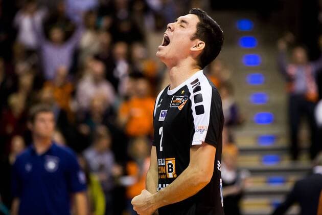 10.12.2015, xfrx, Volleyball DVV Pokal, BR Volleys Berlin - United Volleys Frankfurt, emspor v.l. Erik Shoji (Berlin Recycling) Freude,froehlich,lachend