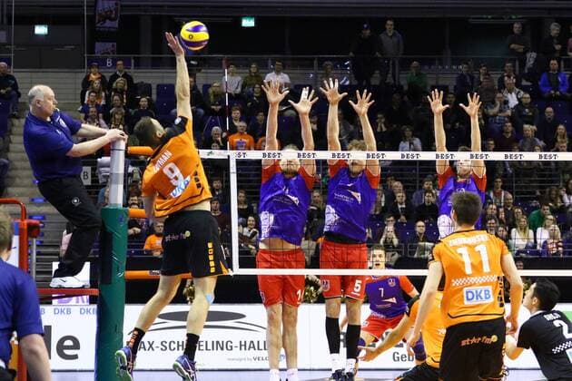 Berlin Paul Lotman ( 9, Berlin Recycling Volleys) gegen den Frankfurter Dreier-Block , Berlin Recycling Volleys vs. United Volleys RheinMain, Volleyball, DVV-Pokal, 10.12.2015, Copyright: Hundt Eibner-Pressefoto EP_MHT