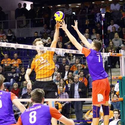 Berlin Paul Carroll ( 12, Berlin Recycling Volleys), Jannis Hopt ( 7, United Volleys RheinMain) , Berlin Recycling Volleys vs. United Volleys RheinMain, Volleyball, DVV-Pokal, 10.12.2015, Copyright: Hundt Eibner-Pressefoto EP_MHT