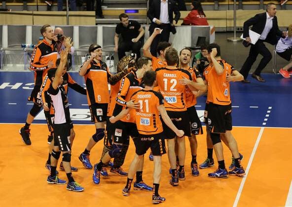 BR Volleys stehen im Finale Freude Emotion jubelnd Jubel nach Spielende Volleyball DVV Pokal Halbfinale Bundesliga Herren Saison 2015 2016 10.12.2015 BR Volleys Berlin BRV vs. United Volleys RheinMain