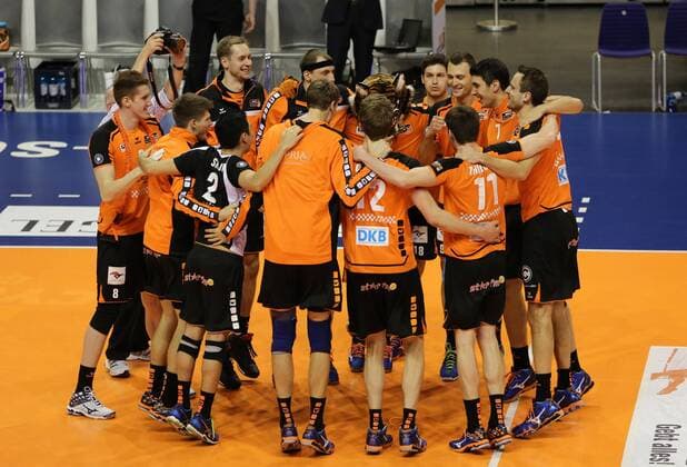 BR Volleys stehen im Finale Freude Emotion jubelnd Jubel nach Spielende Volleyball DVV Pokal Halbfinale Bundesliga Herren Saison 2015 2016 10.12.2015 BR Volleys Berlin BRV vs. United Volleys RheinMain