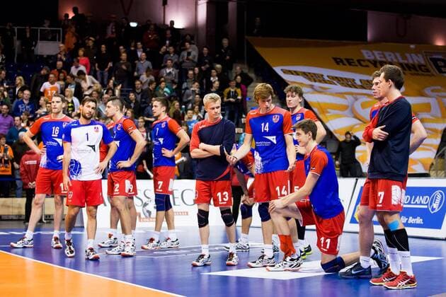 10.12.2015, xfrx, Volleyball DVV Pokal, BR Volleys Berlin - United Volleys Frankfurt, emspor v.l. Christian Duennes (United Volleys RheinMain),Florian Libero (United Volleys RheinMain),Bryan Fraser (United Volleys RheinMain),Jannis Hopt (United Volleys RheinMain),Peter Wolf (United Volleys RheinMain),Tobias Krick (United Volleys RheinMain),Jannis Hopt (United Volleys RheinMain) frusttriert,traurig,wuetend,fassungslos