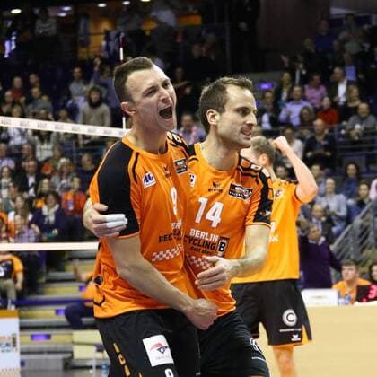 Berlin Paul Lotman ( 9, Berlin Recycling Volleys) und Tomas Kmet ( 14, Berlin Recycling Volleys) bejubeln einen Punkt , Berlin Recycling Volleys vs. United Volleys RheinMain, Volleyball, DVV-Pokal, 10.12.2015, Copyright: Hundt Eibner-Pressefoto EP_MHT