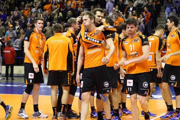 Berlin Erleichterung bei den BR Volleys nach dem Fuenf-Satz-Sieg gegen Volley United RheinMain , Berlin Recycling Volleys vs. United Volleys RheinMain, Volleyball, DVV-Pokal, 10.12.2015, Copyright: Hundt Eibner-Pressefoto EP_MHT