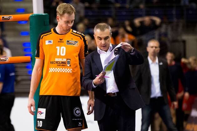 10.12.2015, xfrx, Volleyball DVV Pokal, BR Volleys Berlin - United Volleys Frankfurt, emspor v.l. Sebastian Kuehner (Berlin Recycling),Trainer Mark Lebedew (Berlin Recycling) gibt Anweisungen,gestikuliert,mit den Armen gestikulieren,gives instructions,gesticulate