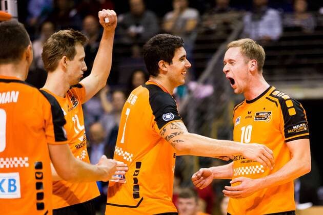 10.12.2015, xfrx, Volleyball DVV Pokal, BR Volleys Berlin - United Volleys Frankfurt, emspor v.l. Kawika Shiji (Berlin Recycling),Sebastian Kuehner (Berlin Recycling)