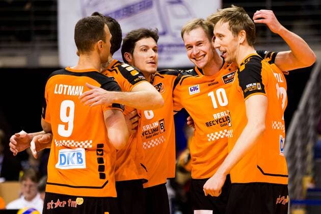 10.12.2015, xfrx, Volleyball DVV Pokal, BR Volleys Berlin - United Volleys Frankfurt, emspor v.l. Egor Bogachev (Berlin Recycling),Francesco De Marchi (Berlin Recycling),Sebastian Kuehner (Berlin Recycling),Paul Carroll (Berlin Recycling) Freude,froehlich,lachend