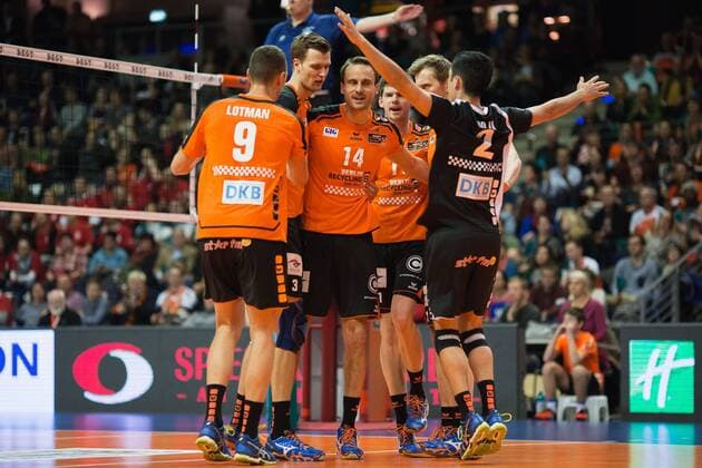 Berlin, Deutschland, 10.12.2015: Volleyball DVV Pokal Saison 2015 2016 Halbfinale - BR Volleys - United Volleys RheinMain. Das Team der BR Volleys jubelt: v.l. Paul Lotman (BR Volleys 9), Robert Kromm (BR Volleys 3), Tomas Kmet (BR Volleys 14), Tsimafei Zhukouski (BR Volleys 11), Paul Carroll (BR Volleys 12), Erik Shoji (BR Volleys 2)
