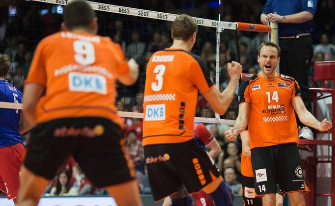 Berlin, Deutschland, 10.12.2015: Volleyball DVV Pokal Saison 2015 2016 Halbfinale - BR Volleys - United Volleys RheinMain. Das Team der BR Volleys jubelt: v.l. Paul Lotman (BR Volleys 9), Robert Kromm (BR Volleys 3), Tomas Kmet (BR Volleys 14)