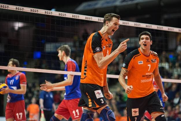Berlin, Deutschland, 10.12.2015: Volleyball DVV Pokal Saison 2015 2016 Halbfinale - BR Volleys - United Volleys RheinMain. Das Team der BR Volleys jubelt: v.l. Robert Kromm (BR Volleys 3), Nicolas Le Goff (BR Volleys 7). Hinten frustriert Jan Zimmermann (United Volleys 17) und Tobias Krick (United Volleys 11)