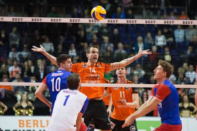 Berlin, Deutschland, 10.12.2015: Volleyball DVV Pokal Saison 2015 2016 Halbfinale - BR Volleys - United Volleys RheinMain. Tomas Kmet (BR Volleys 14) reklamiert einen technischen Fehler der RheinMain Volleys, v.li. Moritz Reichert (United Volleys 10), Florian Ringseis (United Volleys 1) und Lukas Bauer (United Volleys 5)